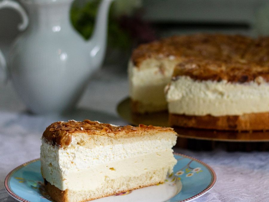 Angeschnittener Bienenstich mit heller Creme und Mandeldecke