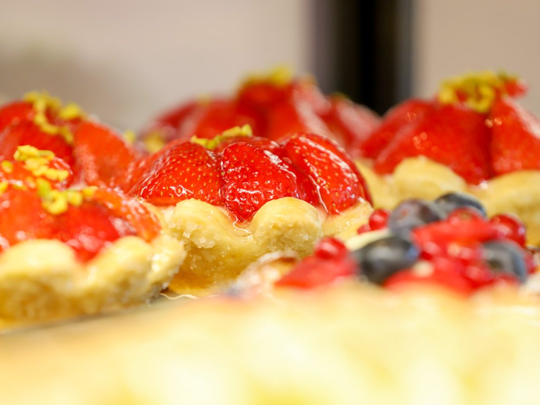 Erdbeertörtchen mit frischen Erdbeeren