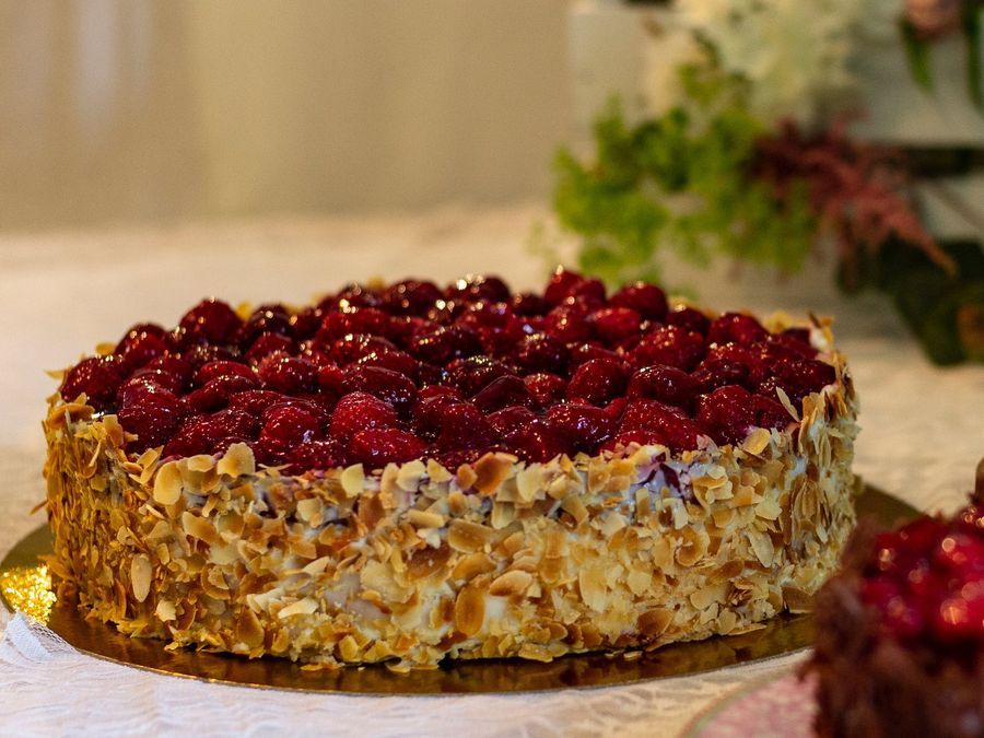 Himbeerkuchen mit dicht belegten frischen Himbeeren und Mandelrand