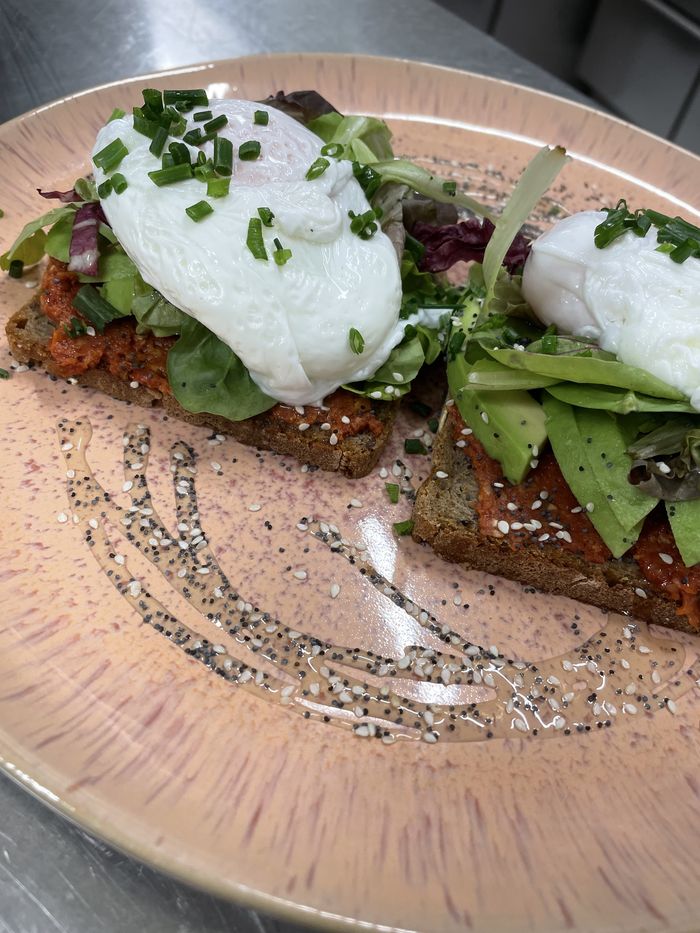 Avocadobrot mit pochierten Eiern