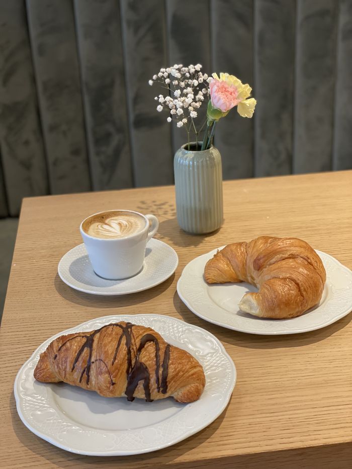 Cappuccino mit Croissant
