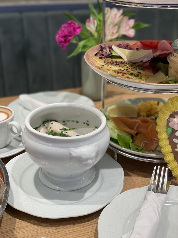 Etagere mit Suppe und Aufschnitt