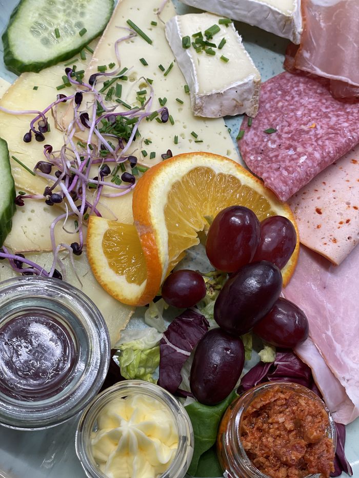Frühstücksplatte mit Käse, Obst und Aufschnitt