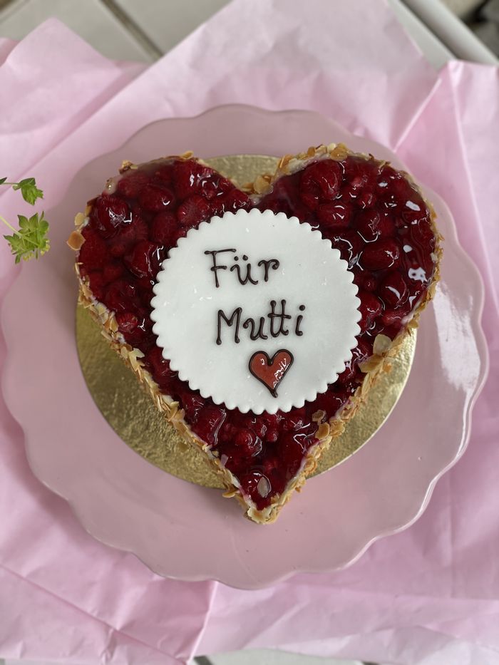 Herztorte mit Johannisbeeren