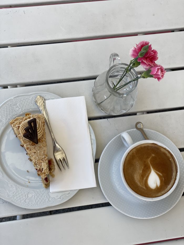 Kaffee und ein Stück Kuchen auf der Terrasse