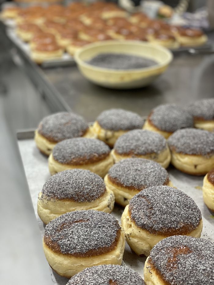Krapfen mit Mohn, frisch aus der Fritteuse