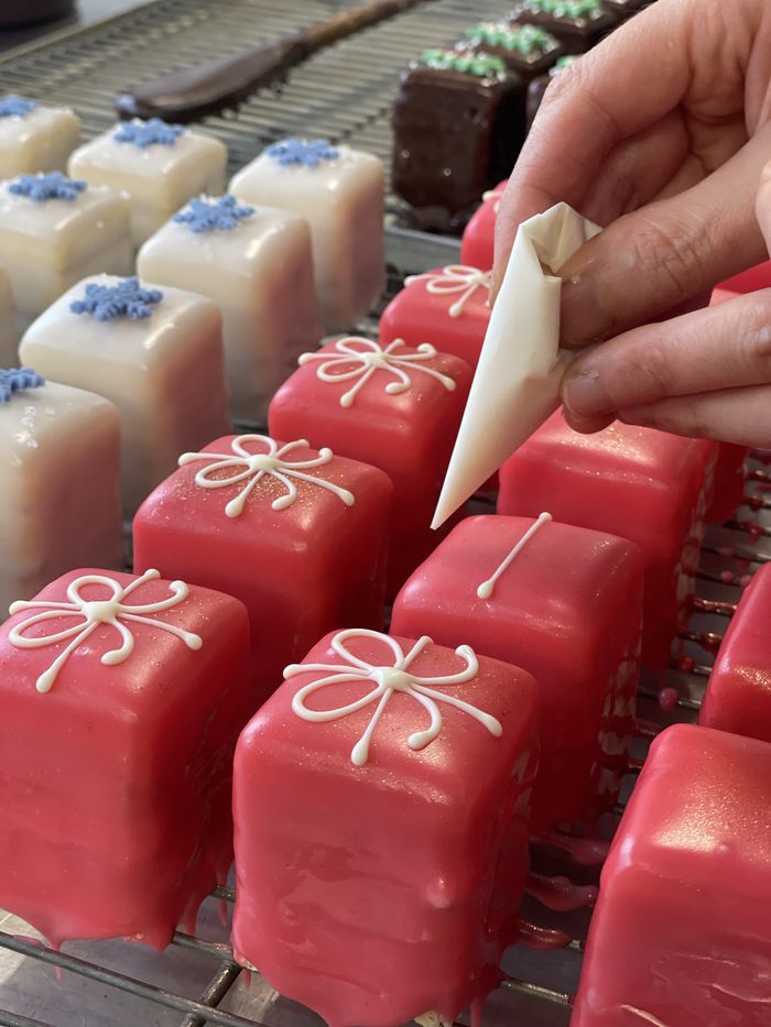 Petits Fours werden von Hand verziert