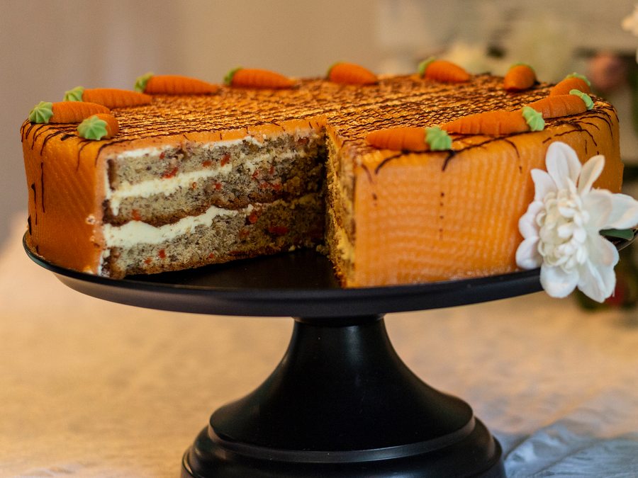 Karottenkuchen mit oranger Decke, angeschnitten