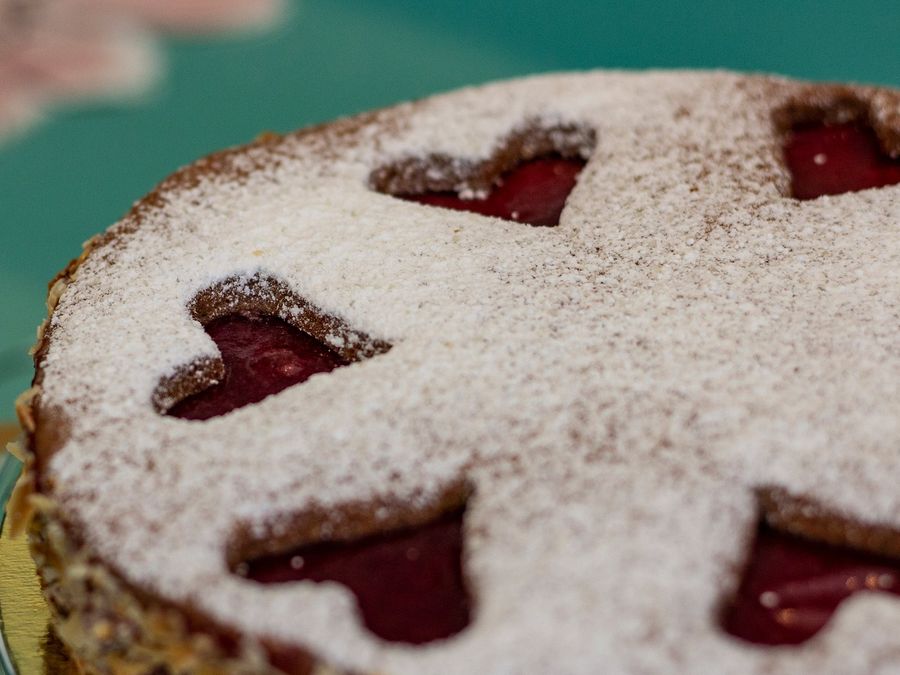 Linzertorte mit Puderzucker und Herzen aus Marmelade
