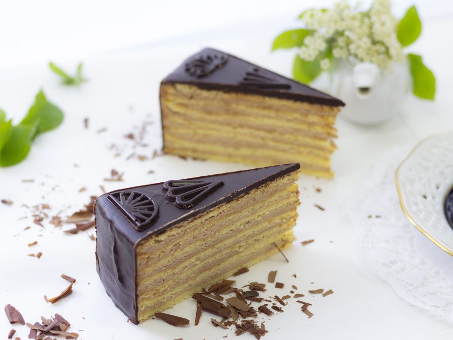 Angeschnittene Prinzregententorte mit den dünnen Böden und Schokoladencreme