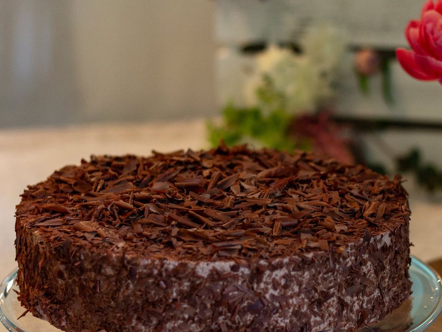 Schokosahnetorte, rundum mit dunklen Schokoraspeln bedeckt