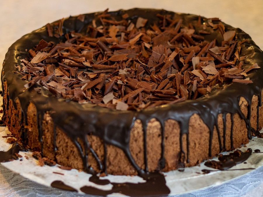 Schokotarte mit Schokoladenguss und groben Schokoraspeln