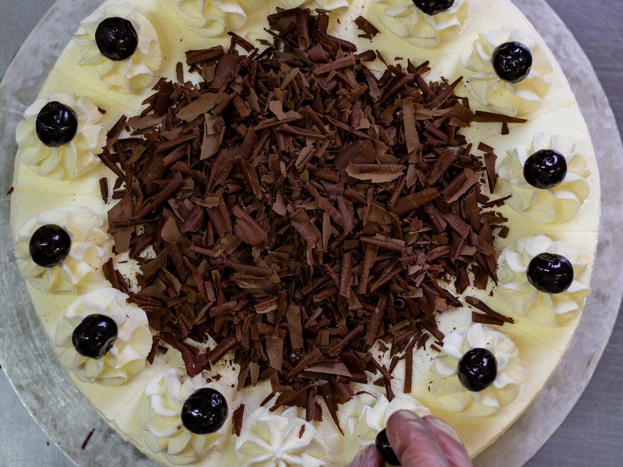 Schwarzwälder Kirschtorte mit Sahne, Schokoraspeln und Kirschen