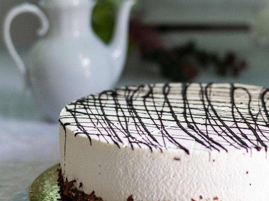 Stracciatella-Sahnetorte mit weißer Sahne und feinen Schokoladenstreifen