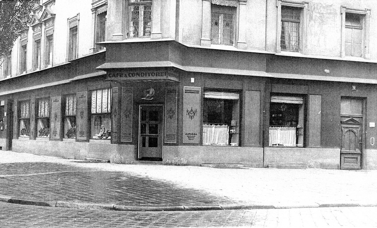 Die Ladenfront Café und Conditorei an der Straßenecke, ohne Menschen