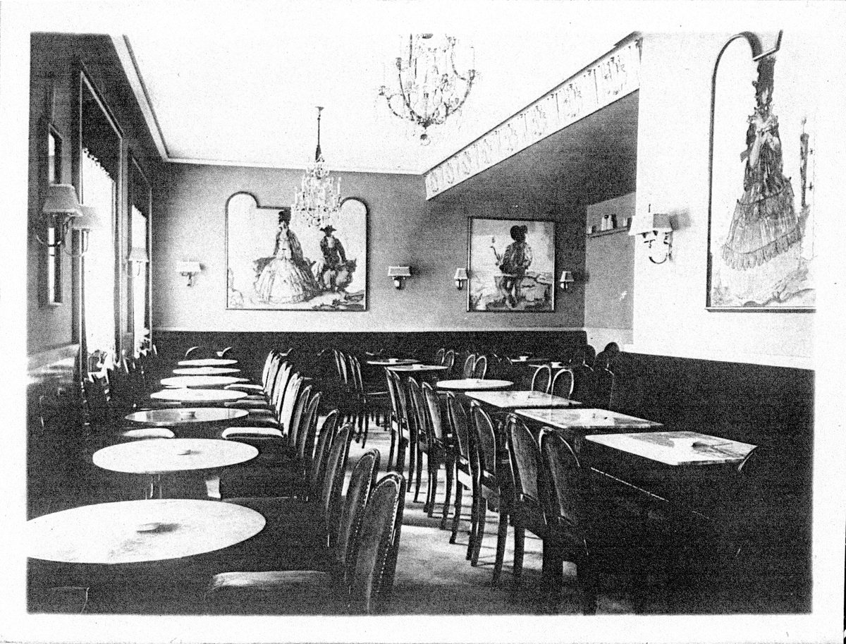 Der Gastraum mit Marmortischen, Thonet-Stühlen, Kronleuchtern und Wandbildern in Bogennischen